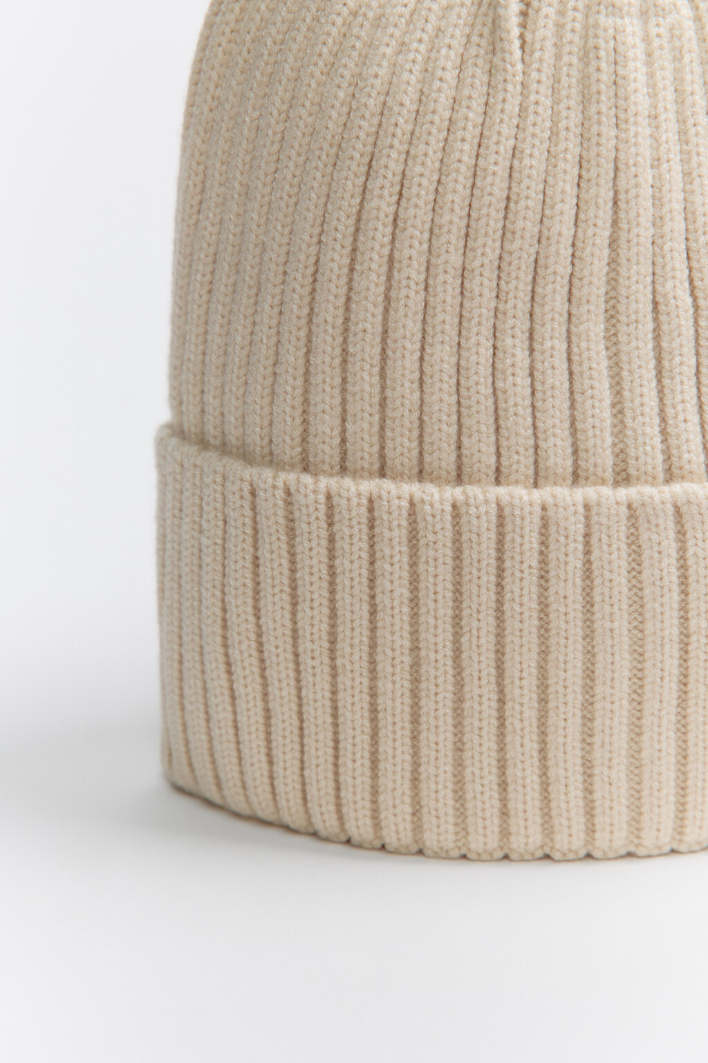 Шапка-бини вязаная вискозная в рубчик - цвет молочный - 2