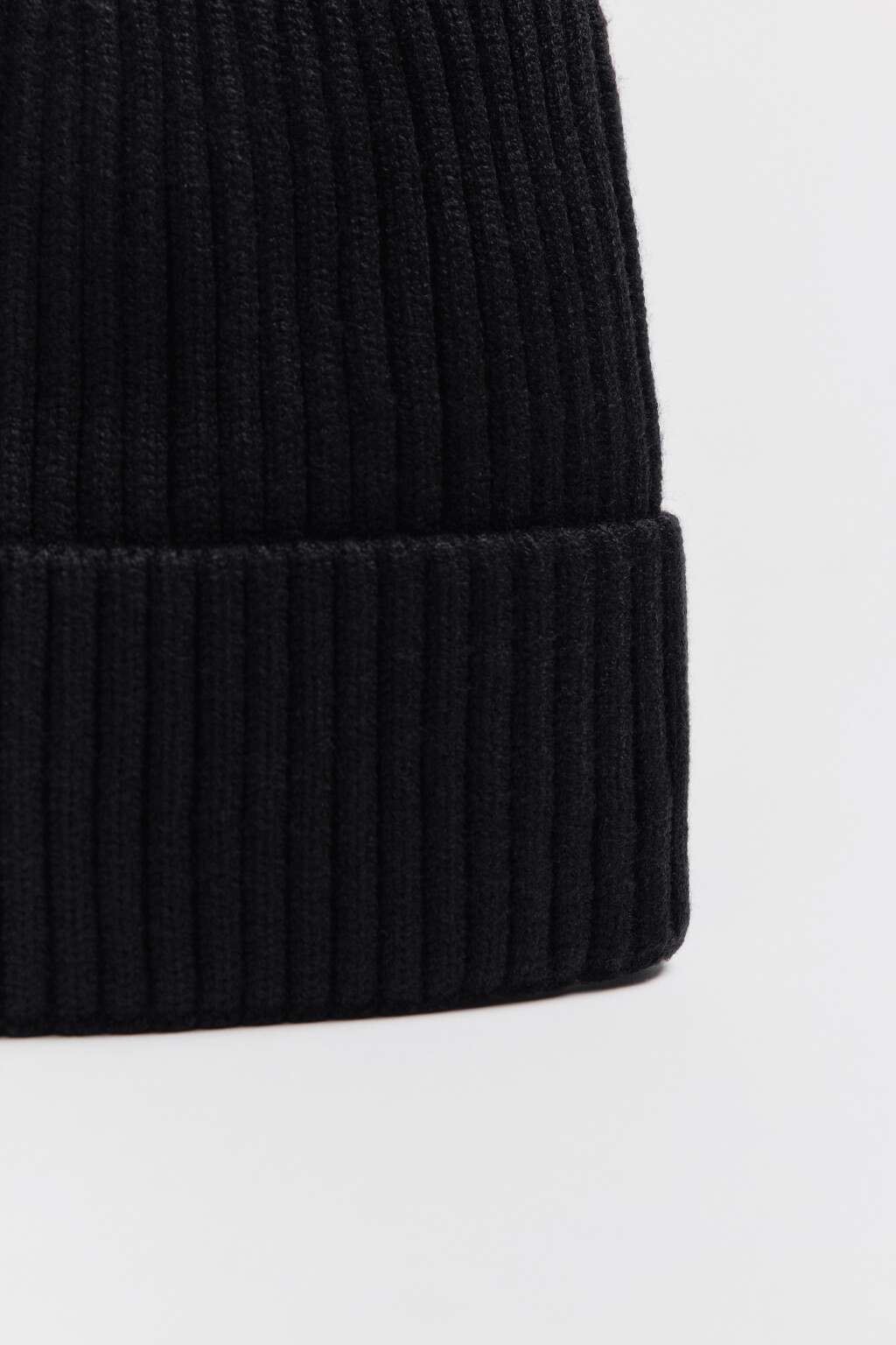 Шапка-бини вязаная в рубчик - цвет черный - 2