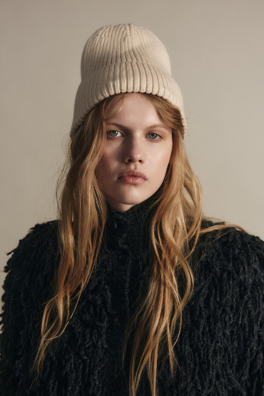 Шапка-бини вязаная в рубчик - цвет молочный - 1