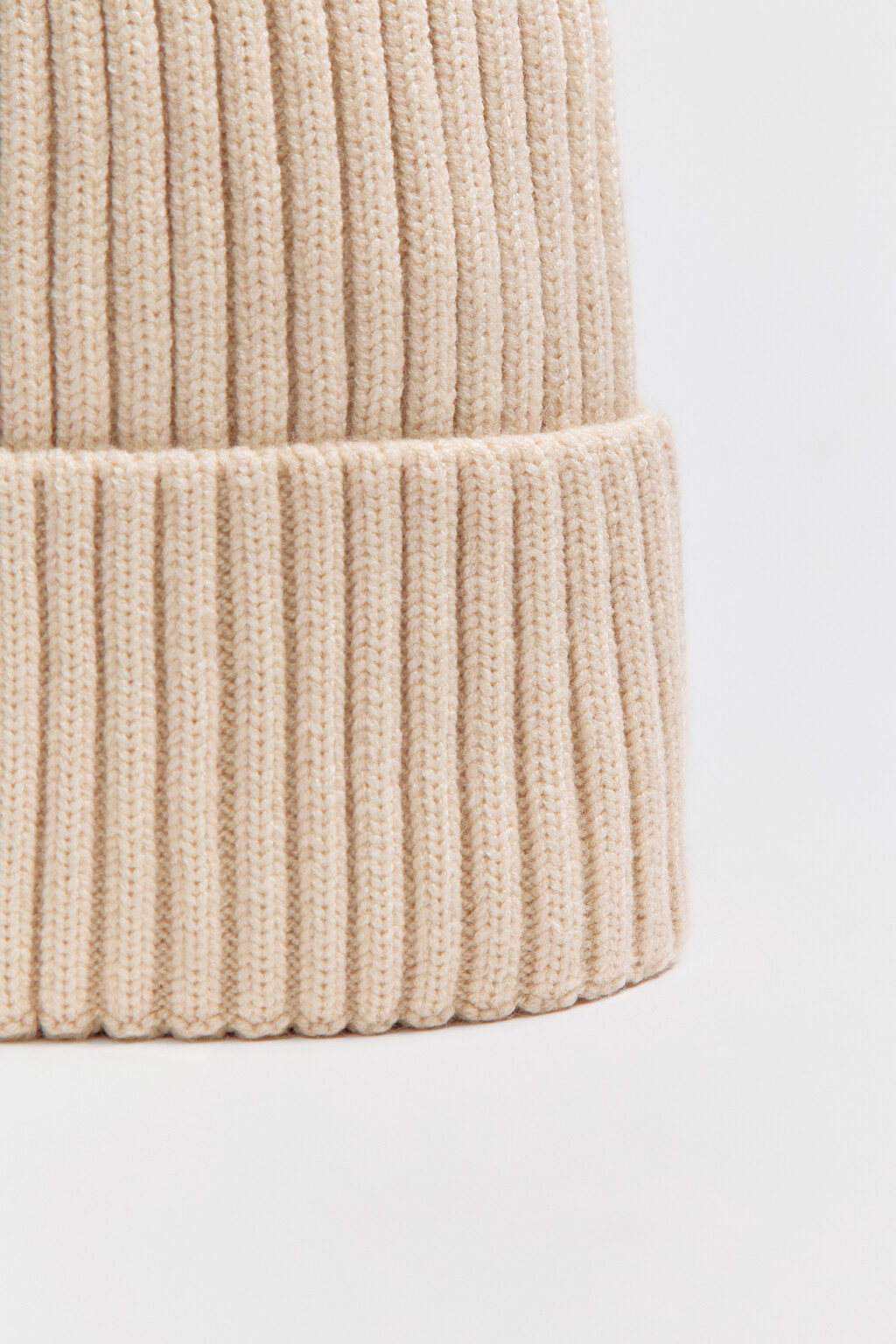 Шапка-бини вязаная в рубчик - цвет молочный - 3