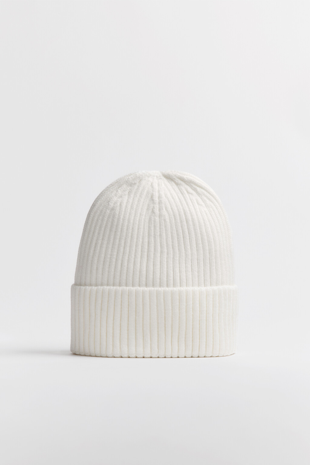 Шапка-бини вязаная в рубчик - цвет белый - 2