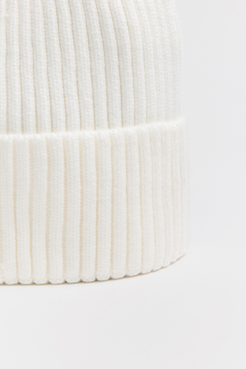 Шапка-бини вязаная в рубчик - цвет белый - 3