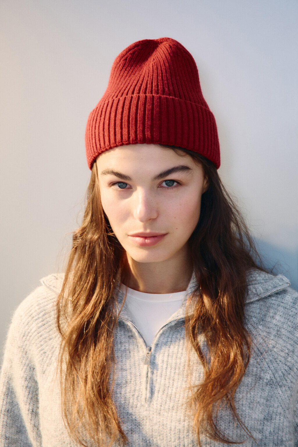Шапка-бини вязаная в рубчик - цвет бордовый - 2