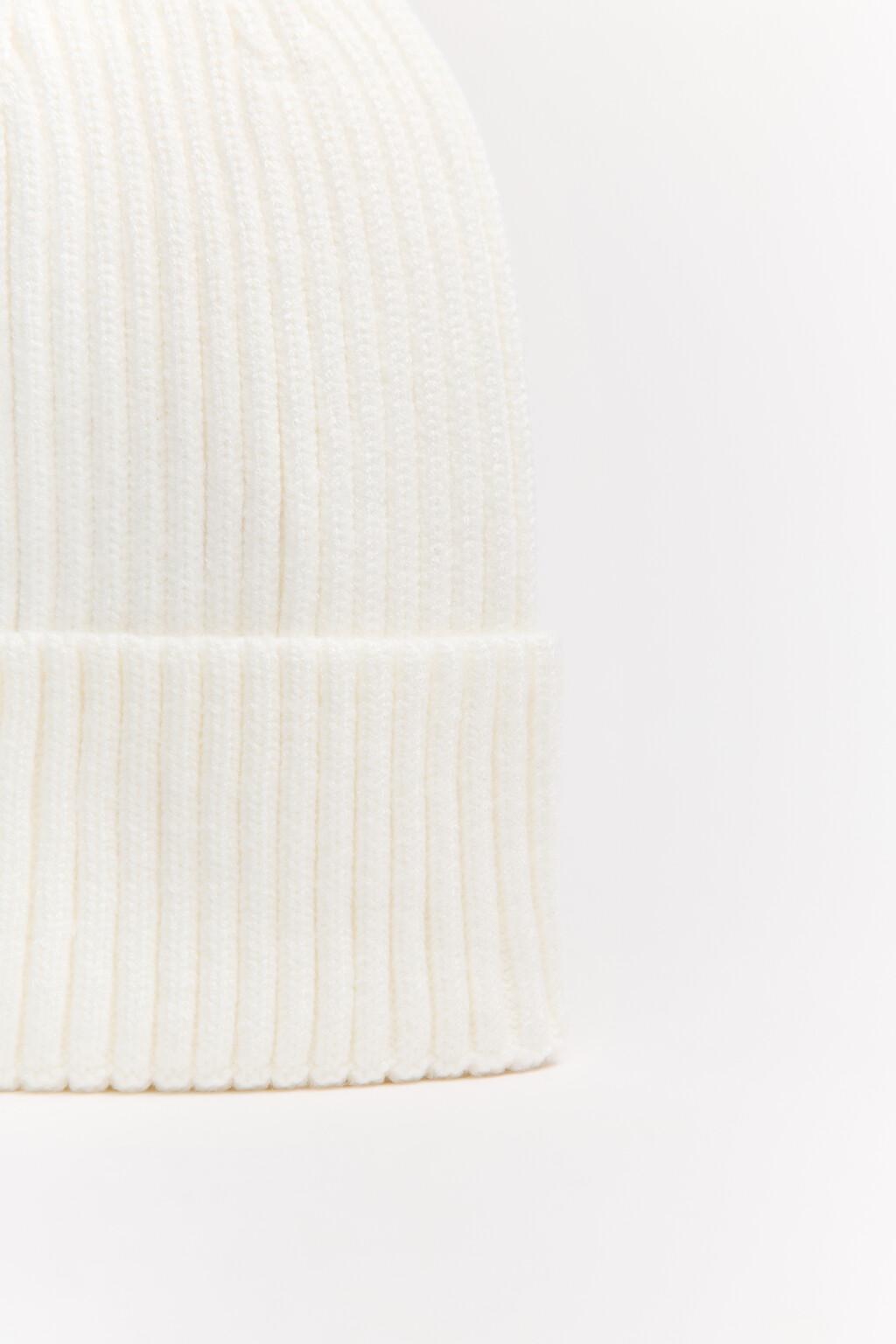 Шапка-бини вязаная в рубчик - цвет белый - 2