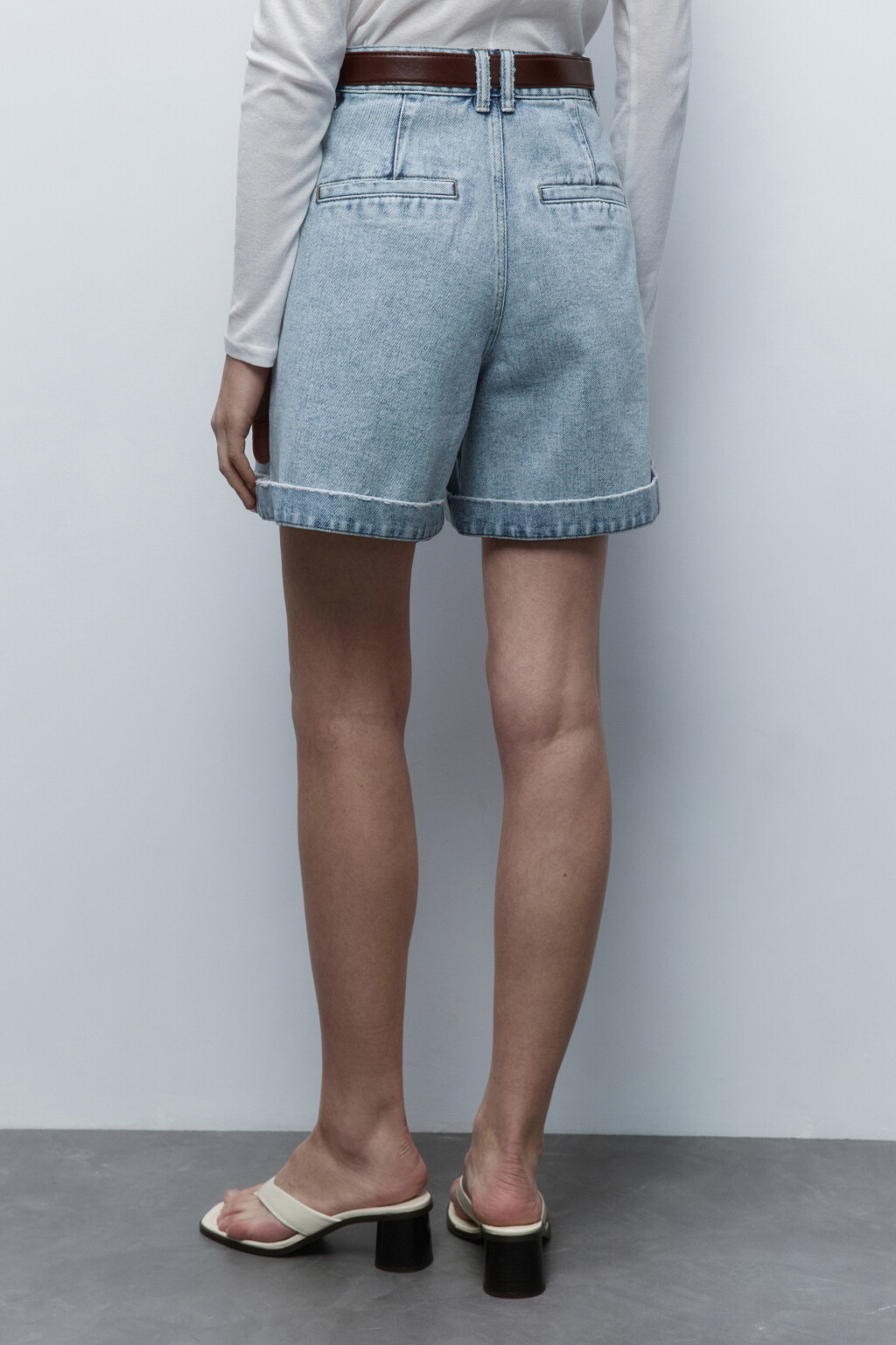 Шорты джинсовые с высокой посадкой и ремнем - цвет голубой - 4