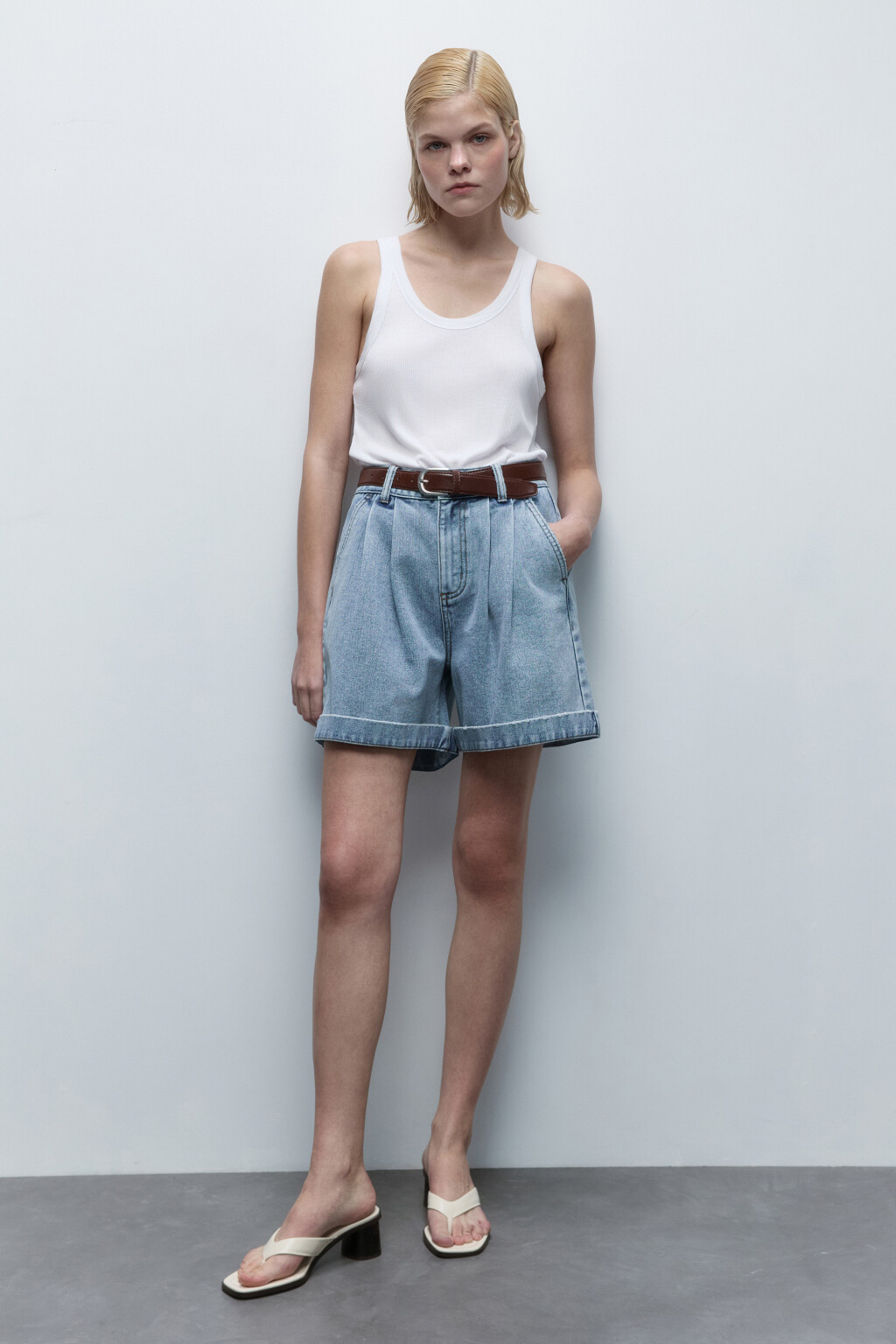 Шорты джинсовые с высокой посадкой и ремнем - цвет голубой - 5