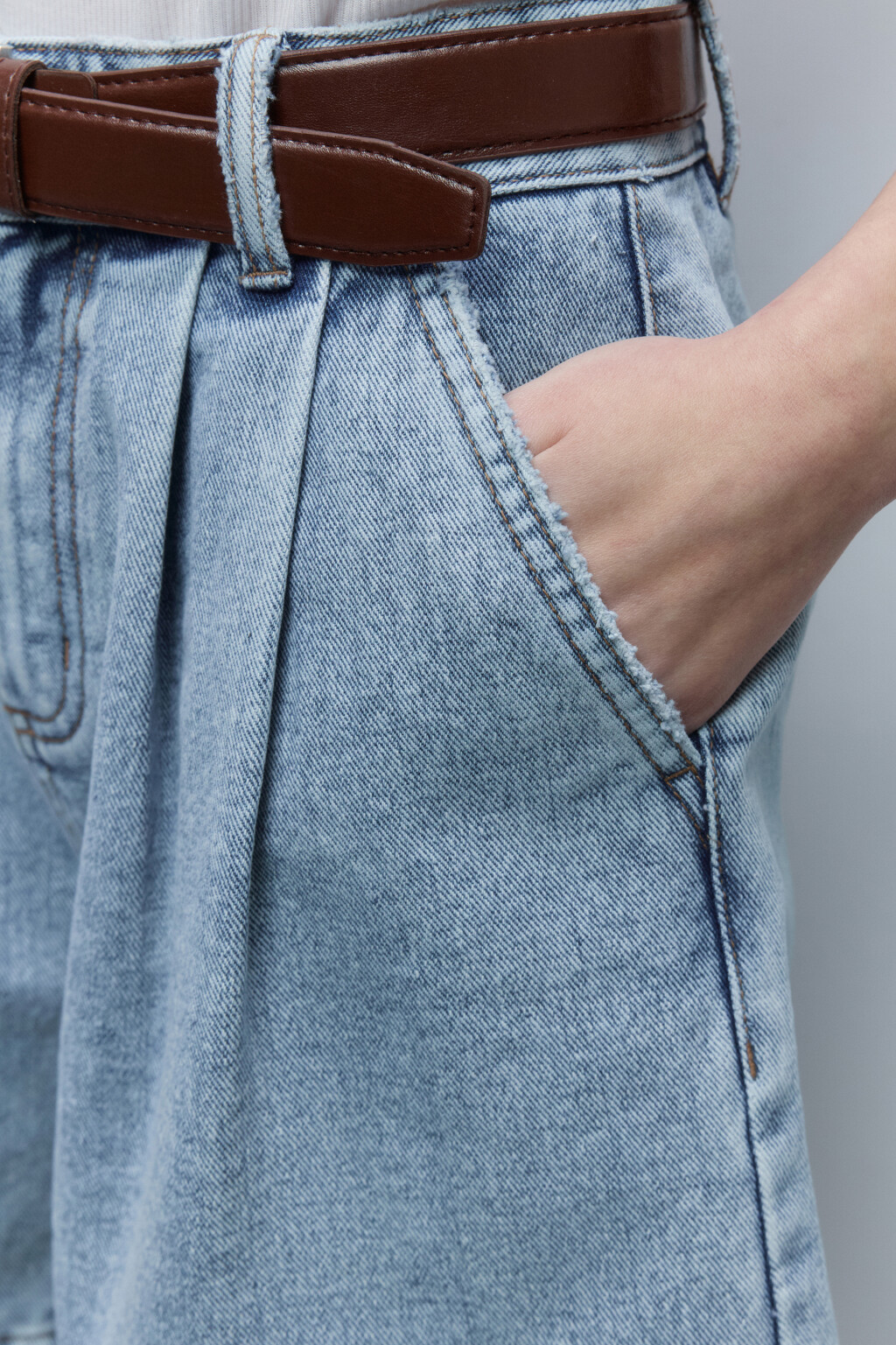 Шорты джинсовые с высокой посадкой и ремнем - цвет голубой - 7