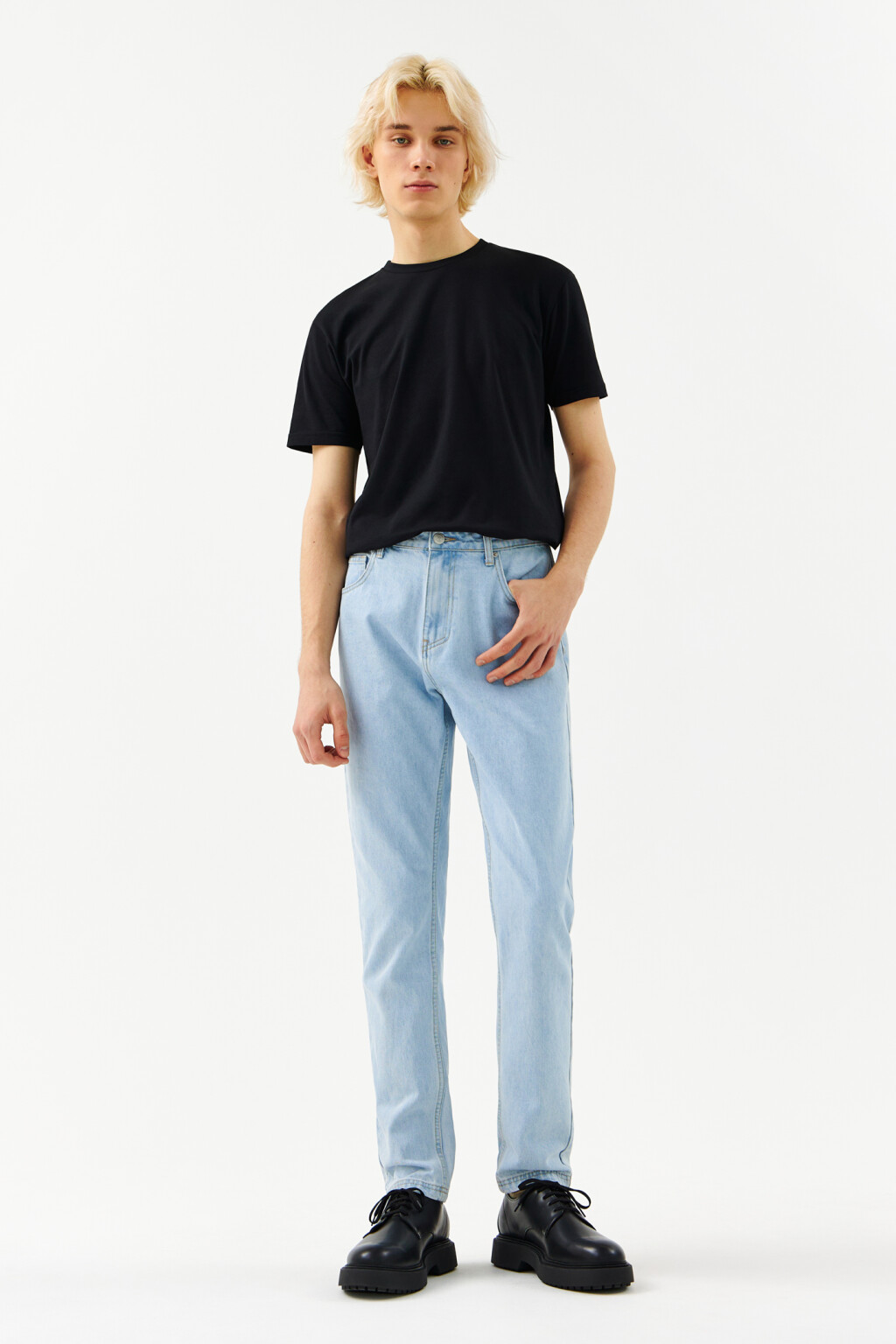 Джинсы зауженные со средней посадкой - цвет голубой - 4