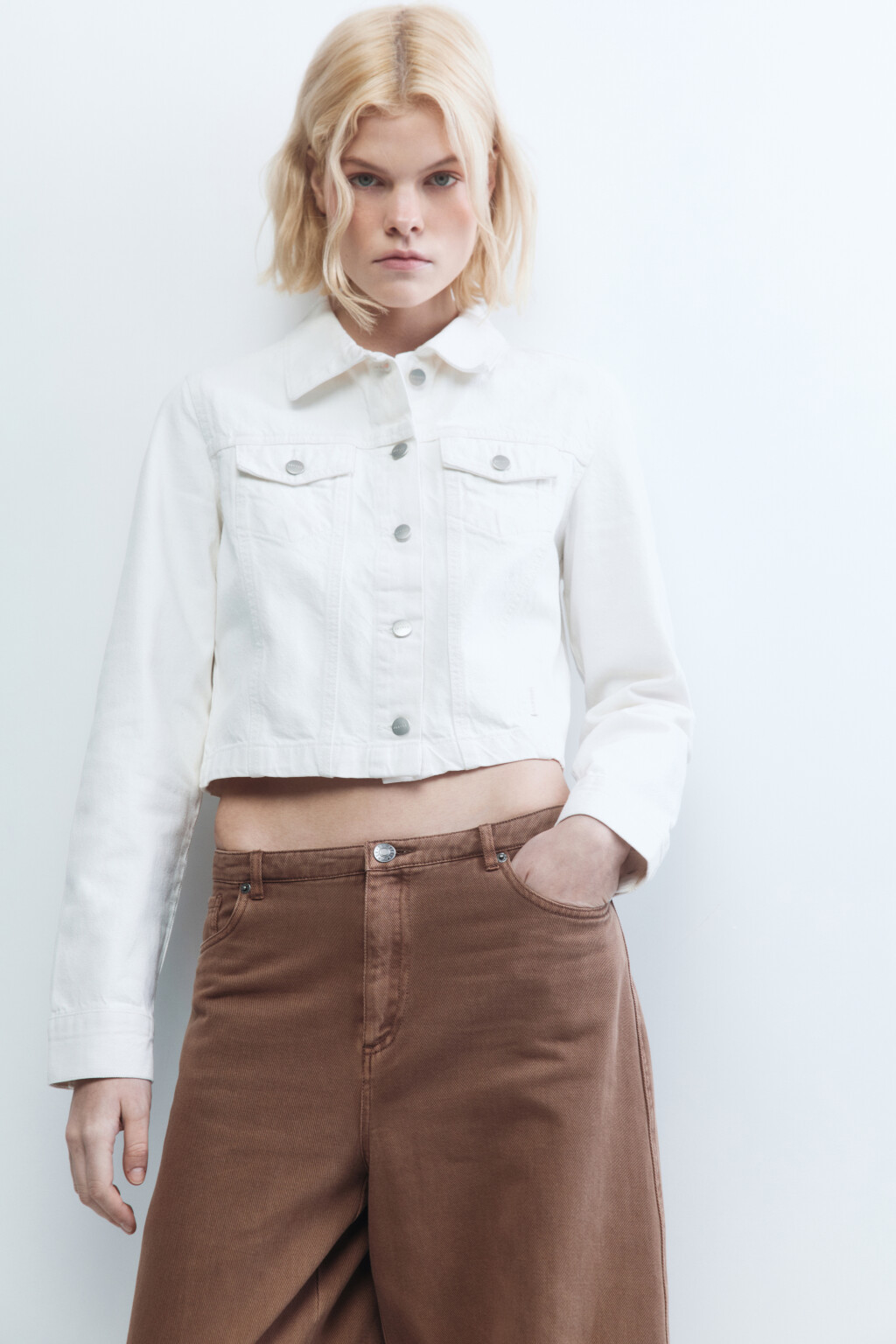 Куртка джинсовая прямая с нагрудными карманами - цвет белый - 1