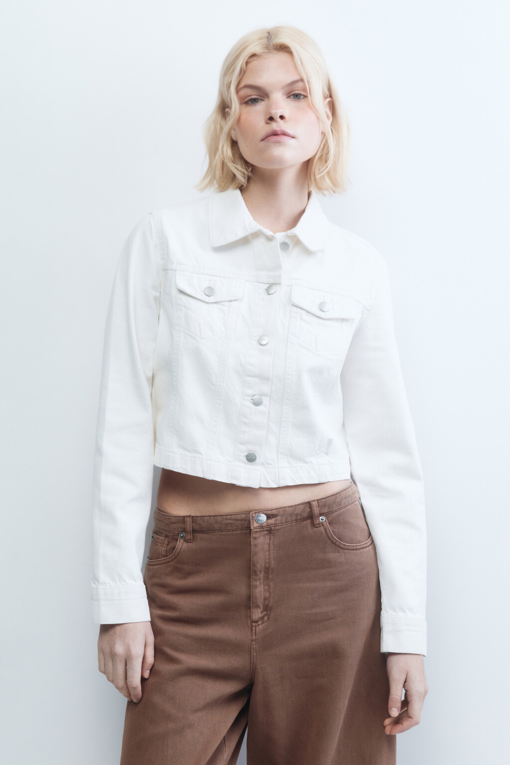 Куртка джинсовая прямая с нагрудными карманами - цвет белый - 2