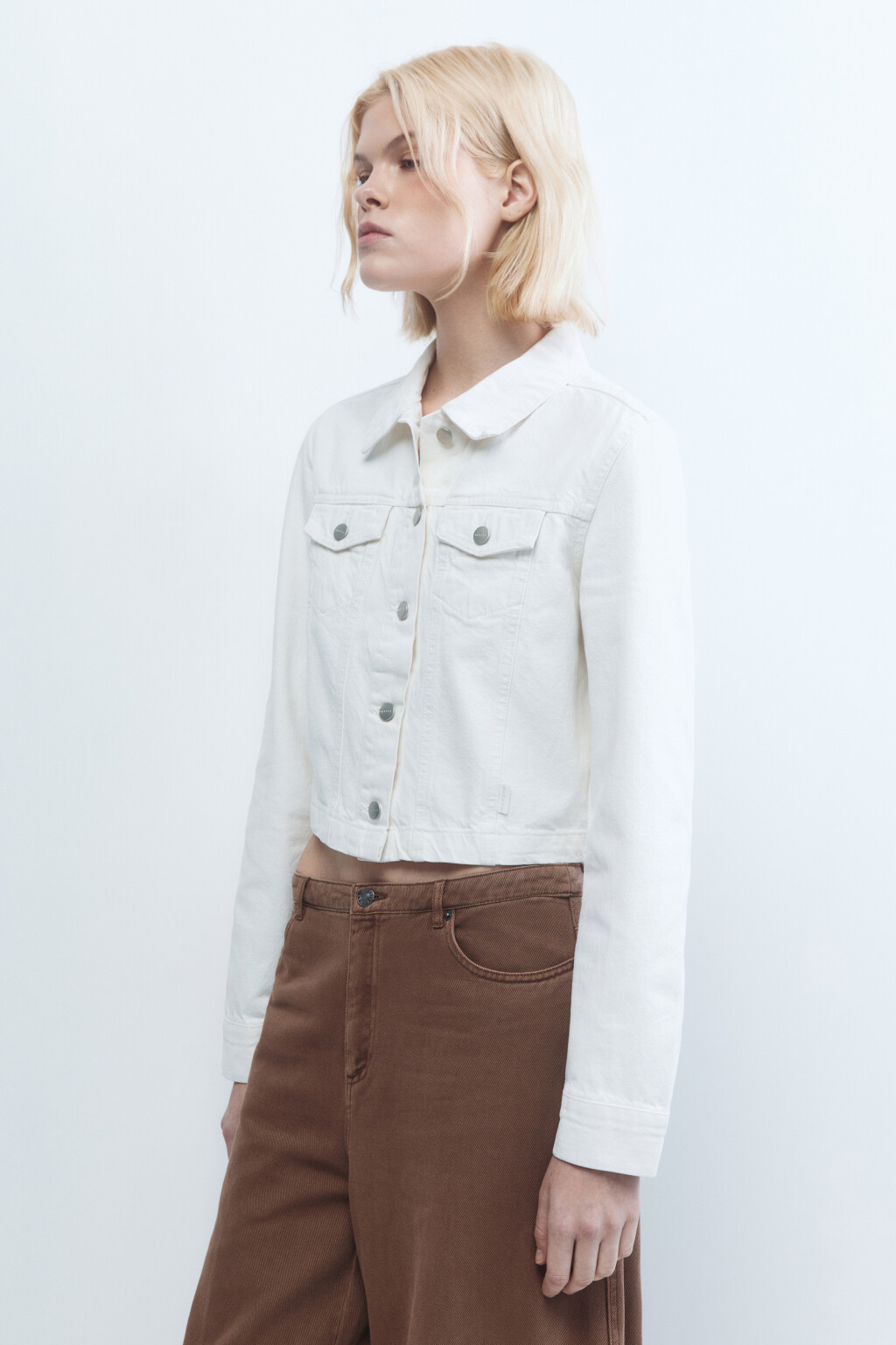 Куртка джинсовая прямая с нагрудными карманами - цвет белый - 3