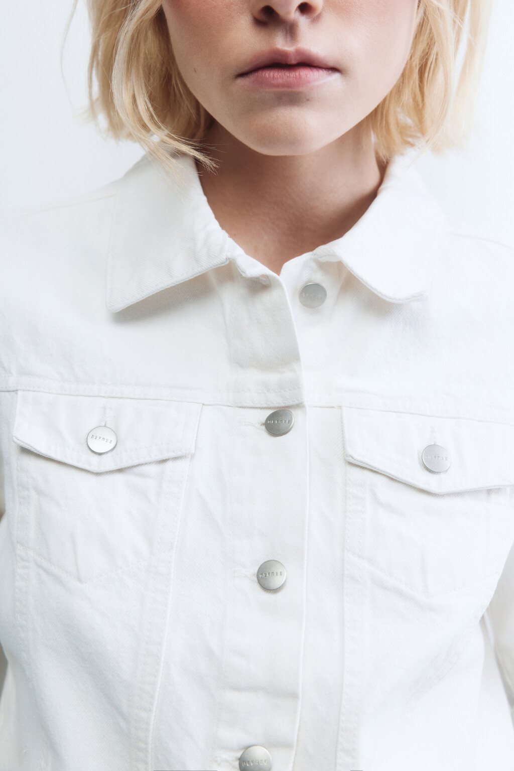 Куртка джинсовая прямая с нагрудными карманами - цвет белый - 6