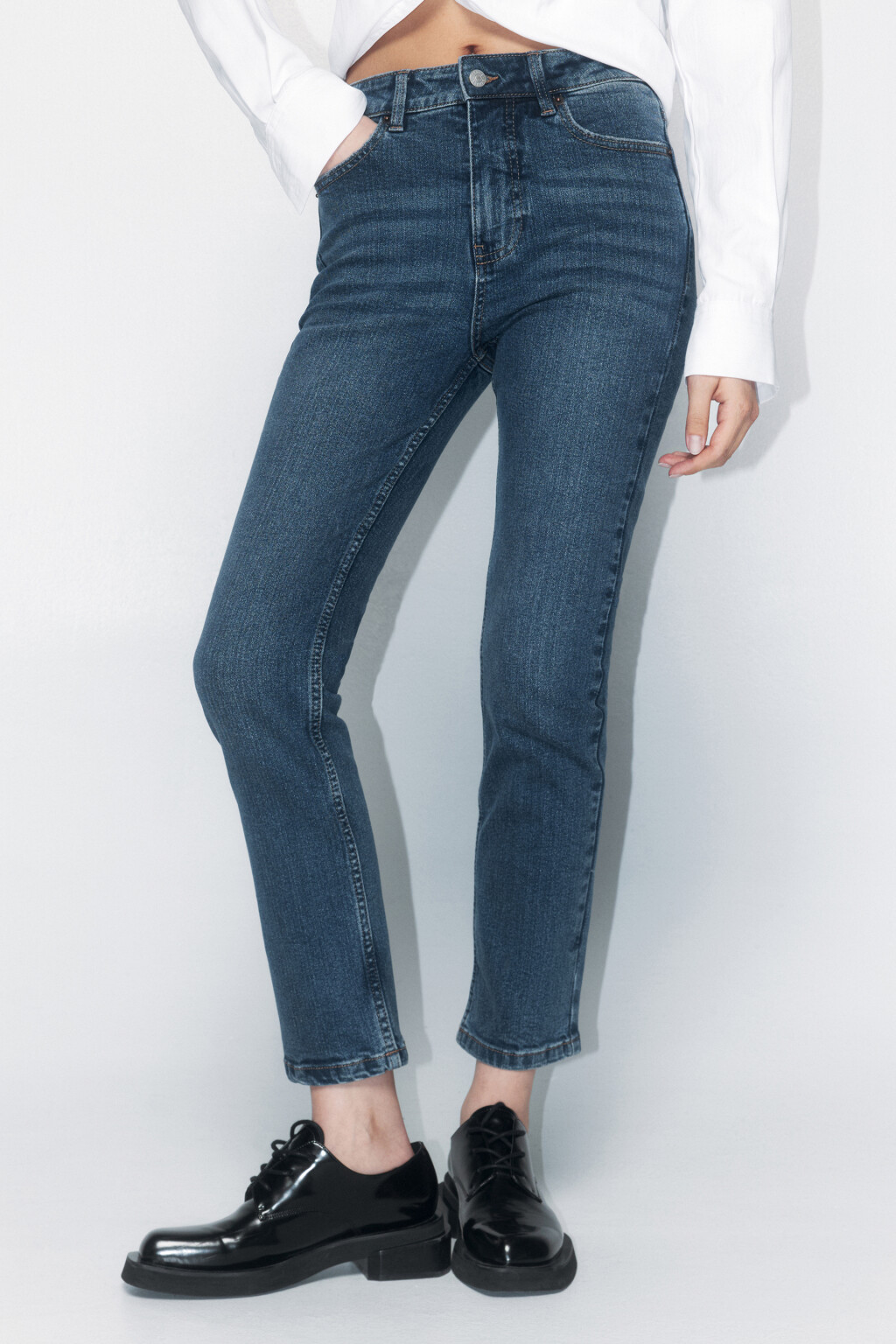 Джинсы slim зауженные со средней посадкой - цвет голубой - 2