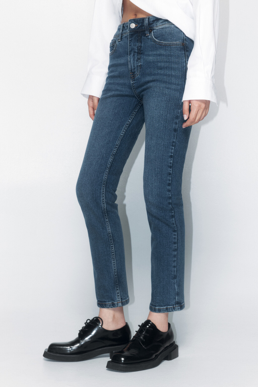 Джинсы slim зауженные со средней посадкой - цвет голубой - 3