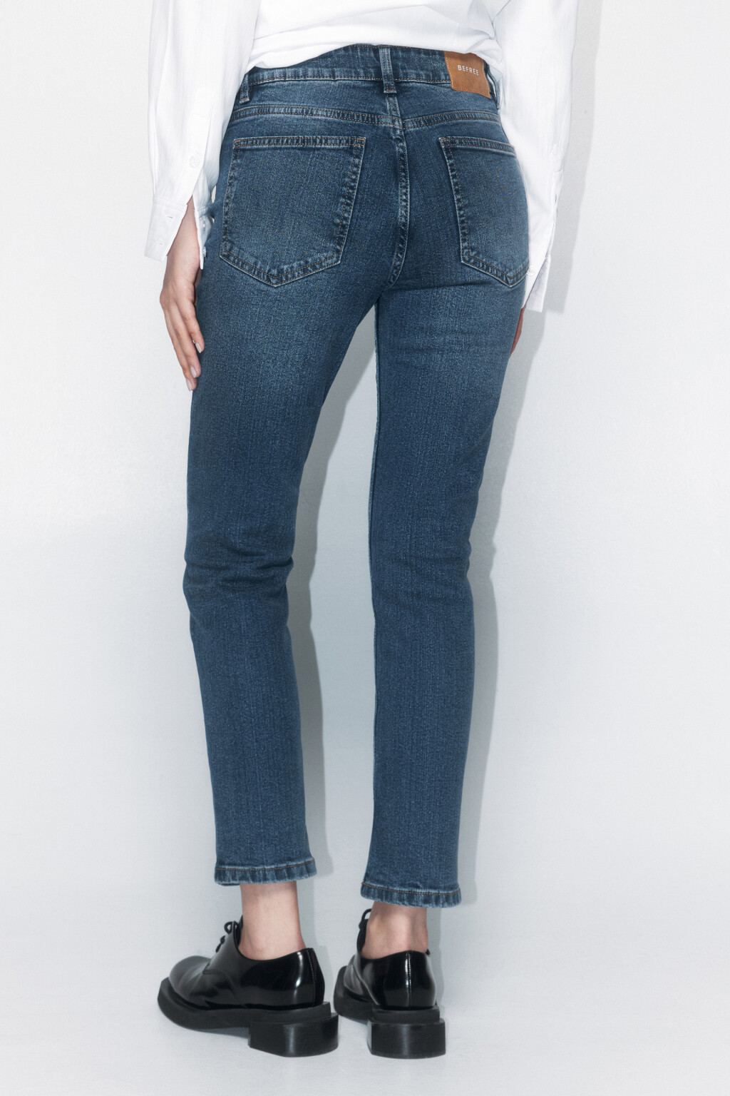 Джинсы slim зауженные со средней посадкой - цвет голубой - 4