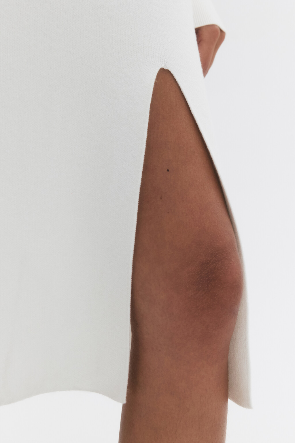 Платье-свитер миди жаккардовое с разрезом - цвет молочный - 6