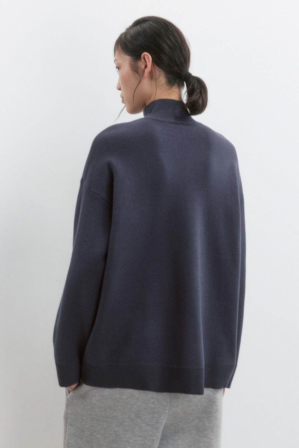 Свитер вязаный вискозный с воротником-стойкой - цвет серый - 5