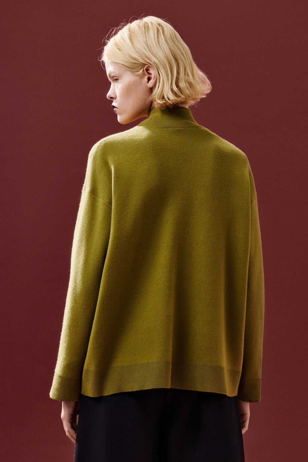 Свитер вискозный с воротником-стойкой - цвет зеленый - 4