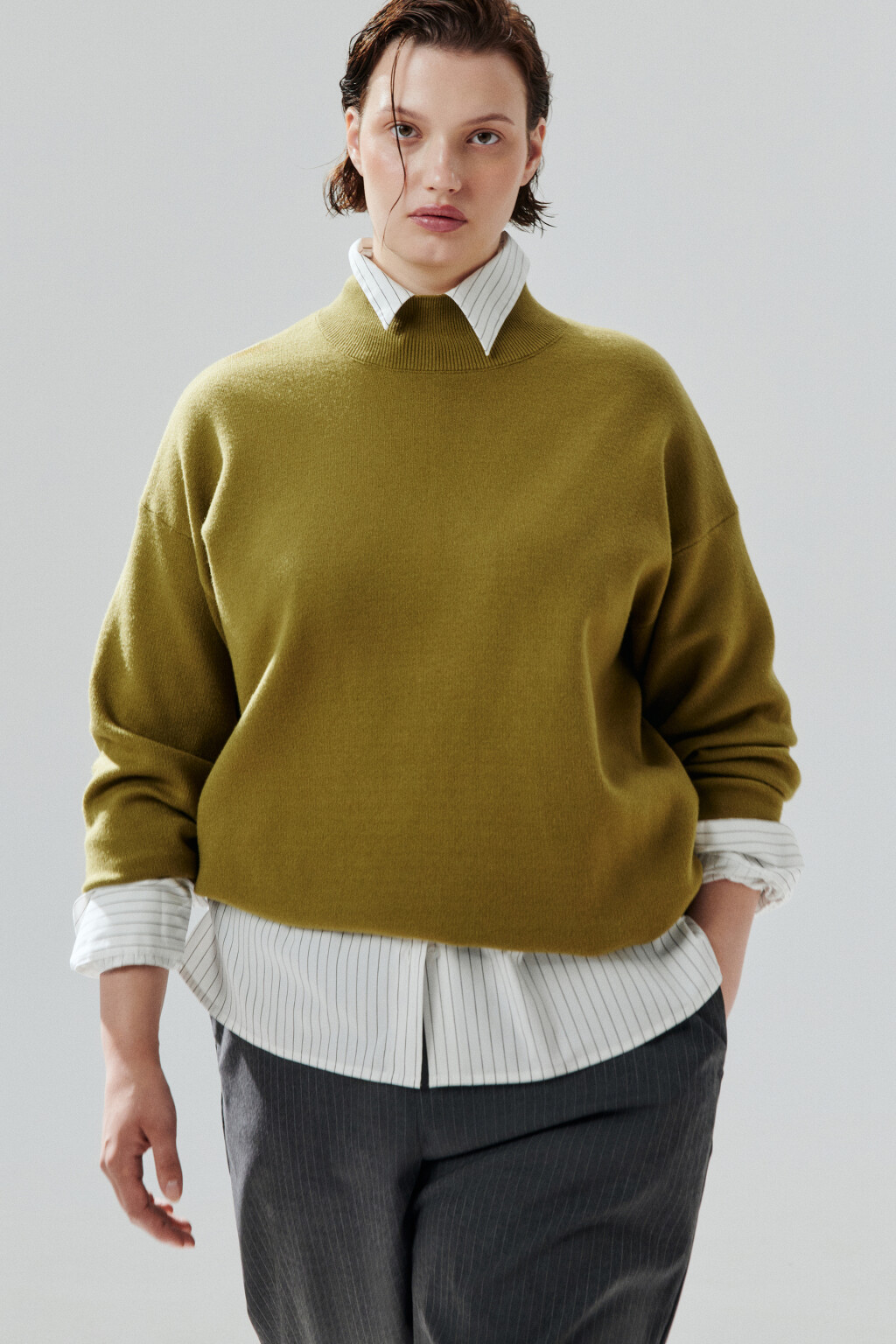 Свитер вискозный с воротником-стойкой - цвет зеленый - 2