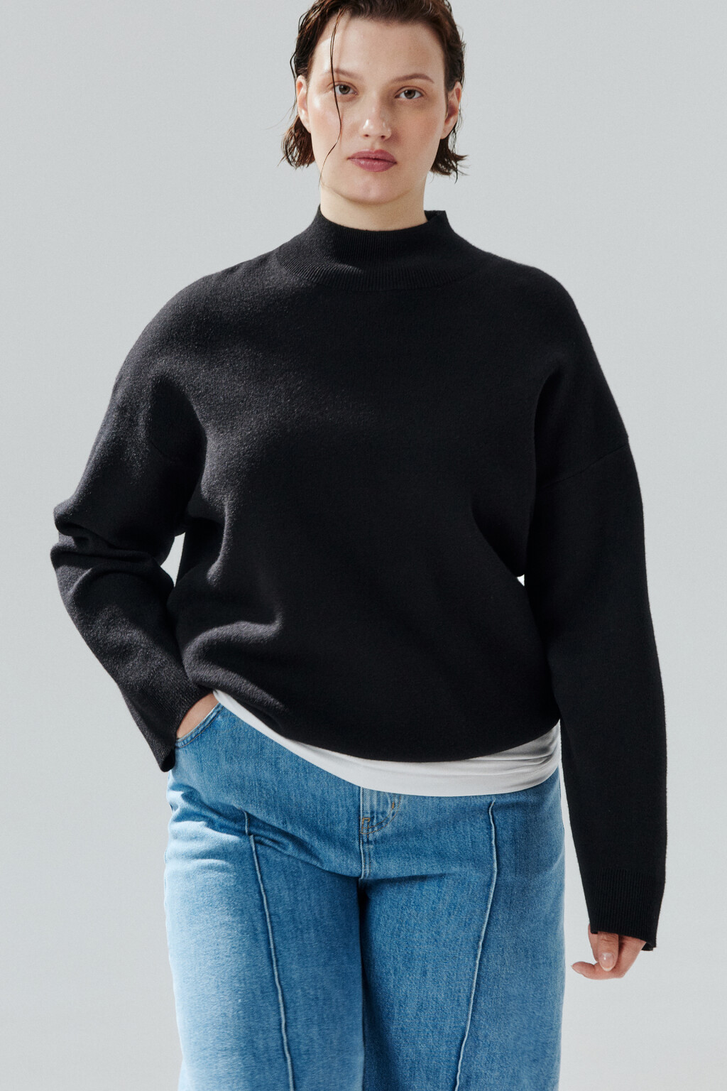 Свитер вискозный с воротником-стойкой - цвет черный - 2