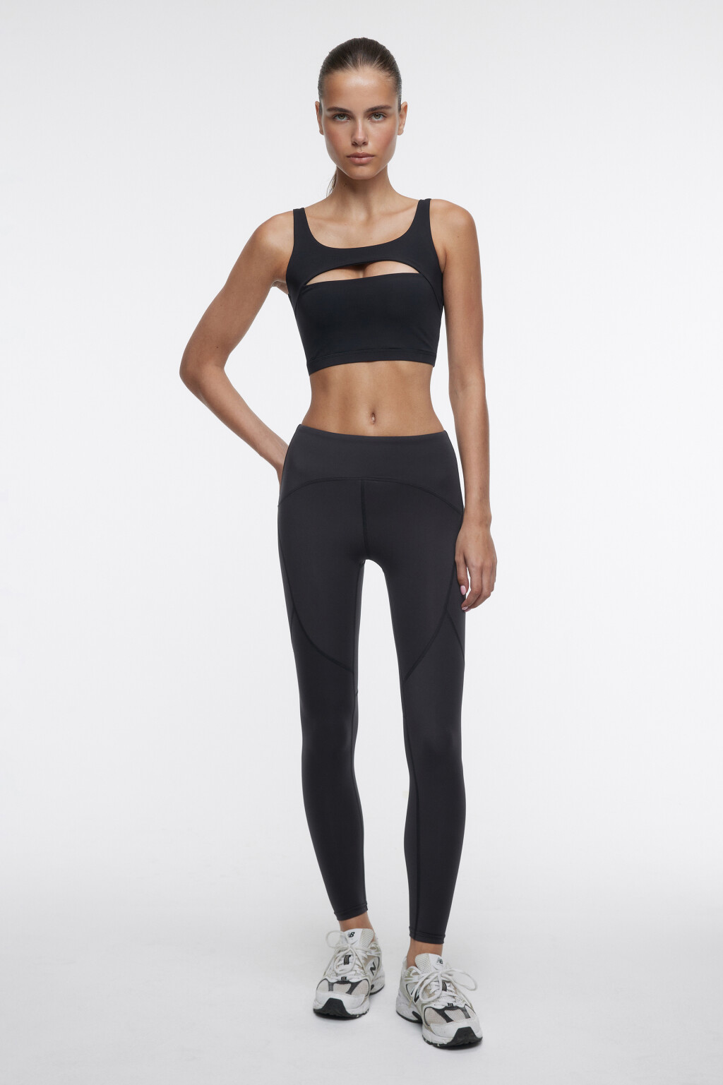 Леггинсы спортивные облегающие с рельефными швами - цвет черный - 4