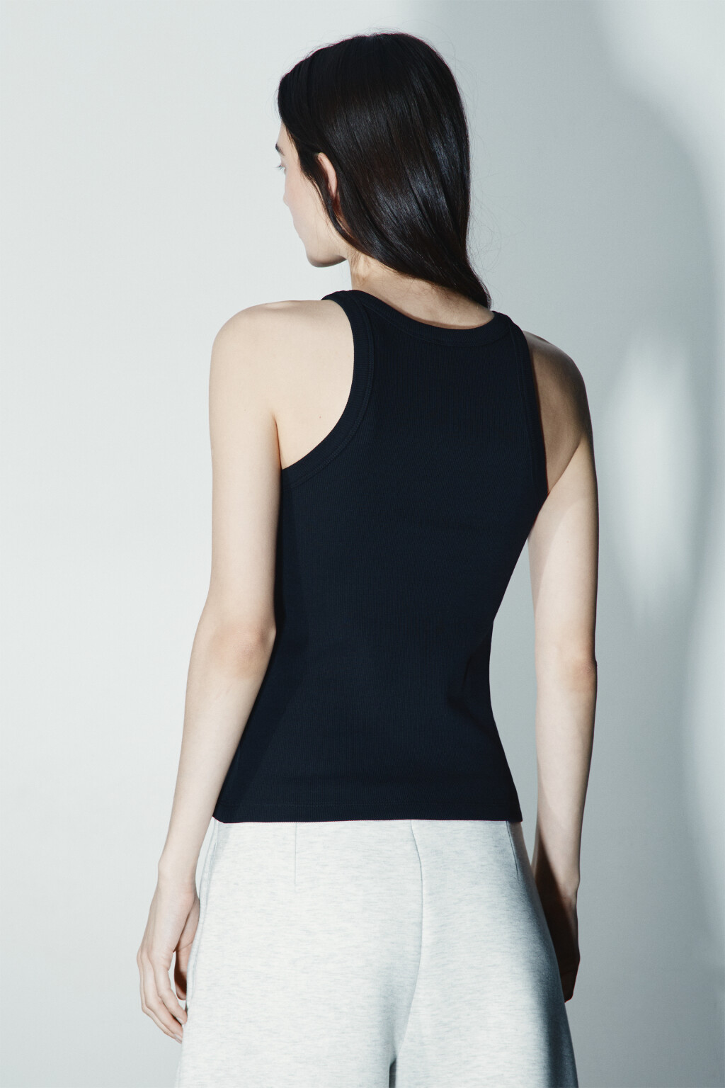 Майка базовая облегающая в рубчик - цвет черный - 4