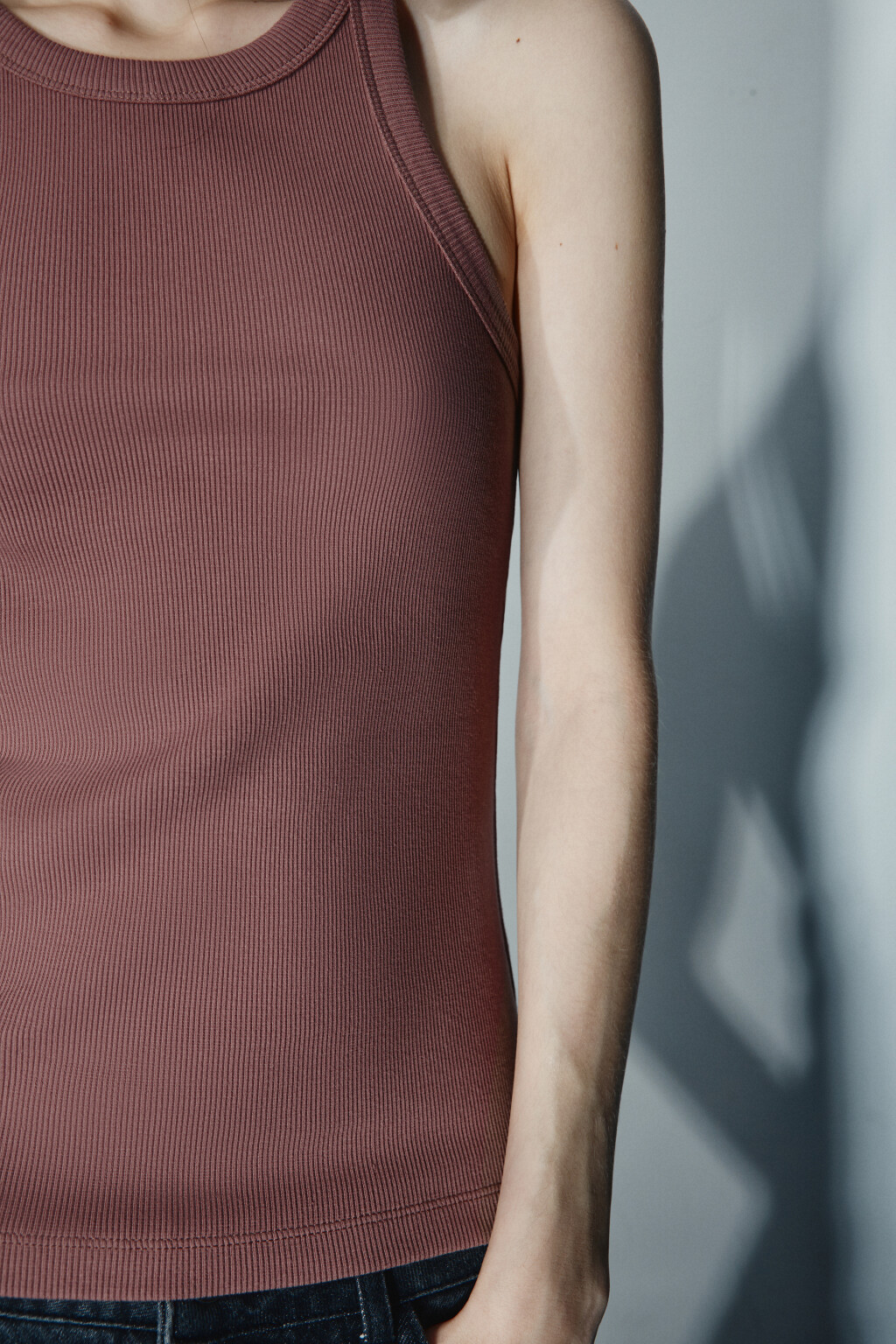 Майка базовая облегающая в рубчик - цвет коричневый - 5