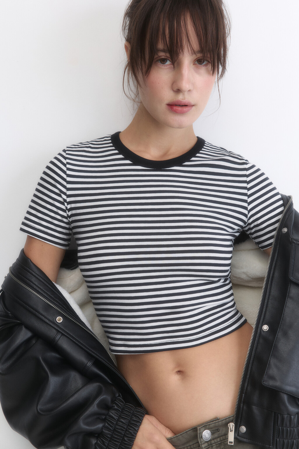 Футболка-топ укороченная в полоску - цвет черный - 1