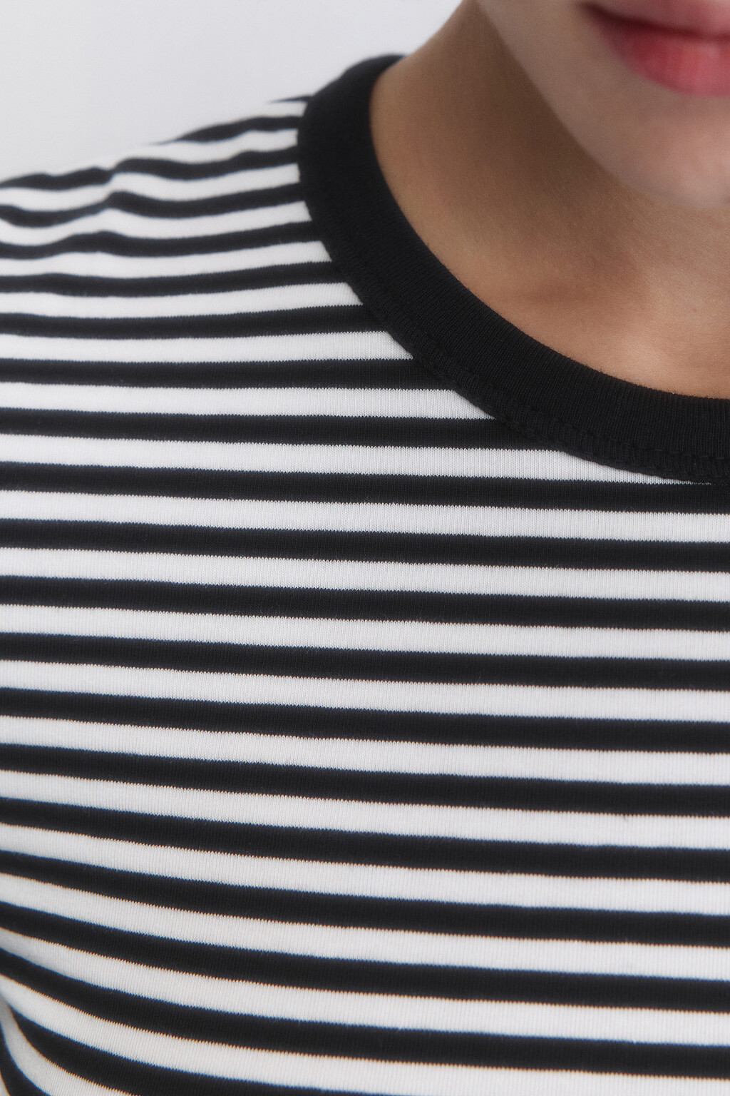 Футболка-топ укороченная в полоску - цвет черный - 7