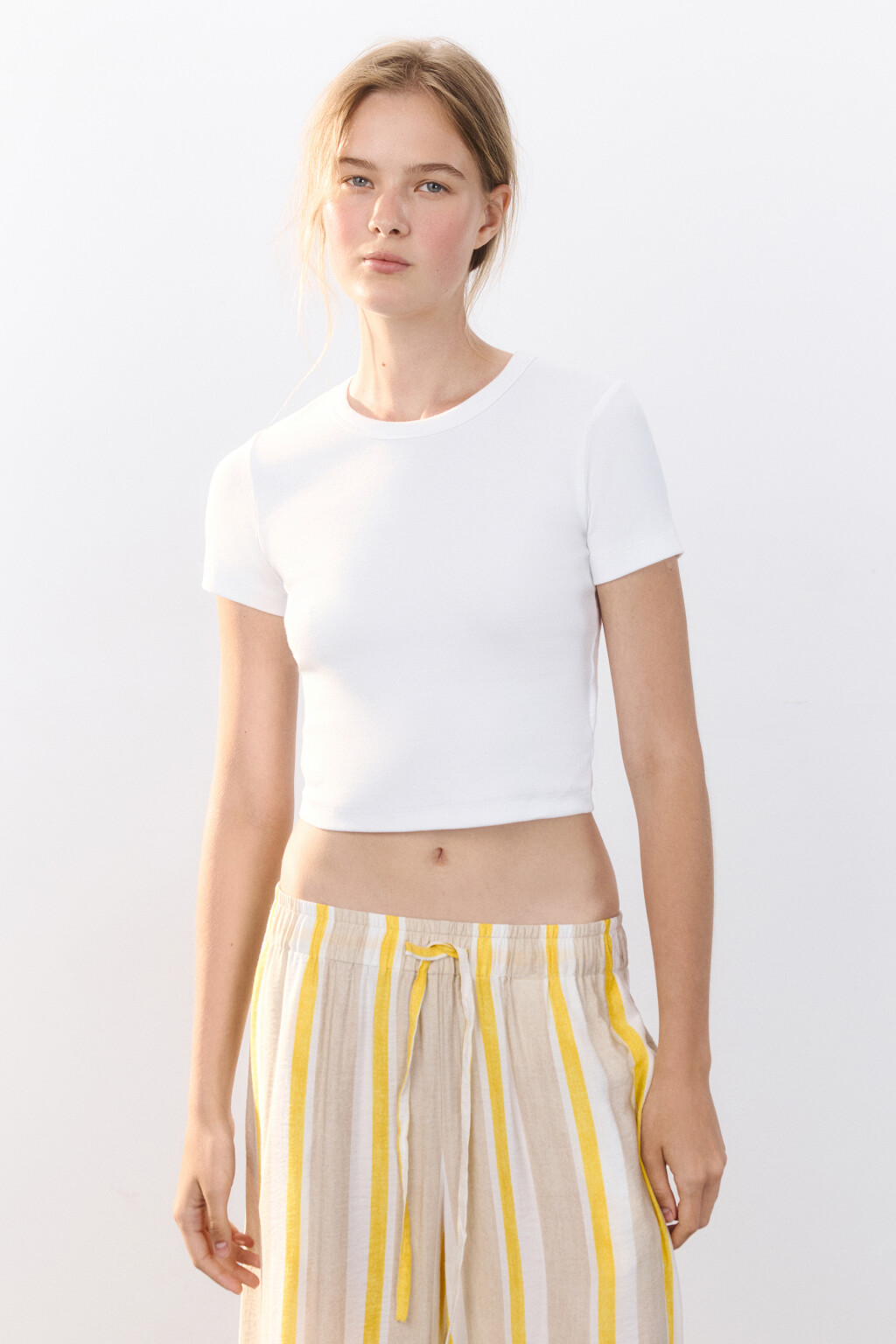 Футболка-топ базовая укороченная - цвет белый - 2