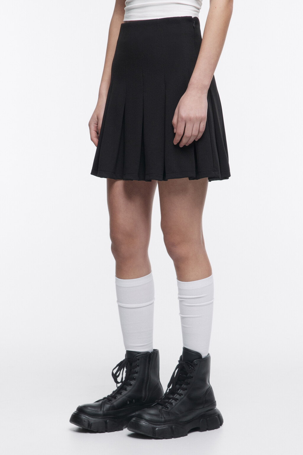 Юбка-трапеция мини в складку - цвет черный - 3