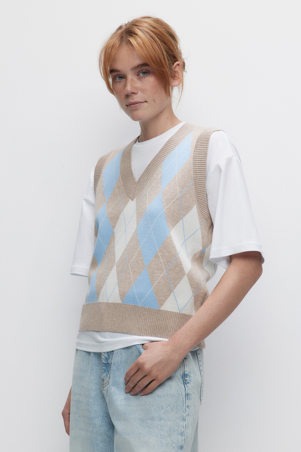 Жилет VEST вязаный жаккардовый с V-вырезом - цвет бежевый - 3