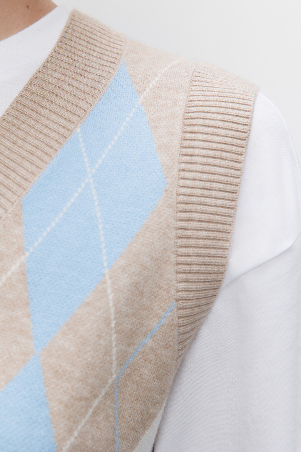 Жилет VEST вязаный жаккардовый с V-вырезом - цвет бежевый - 6