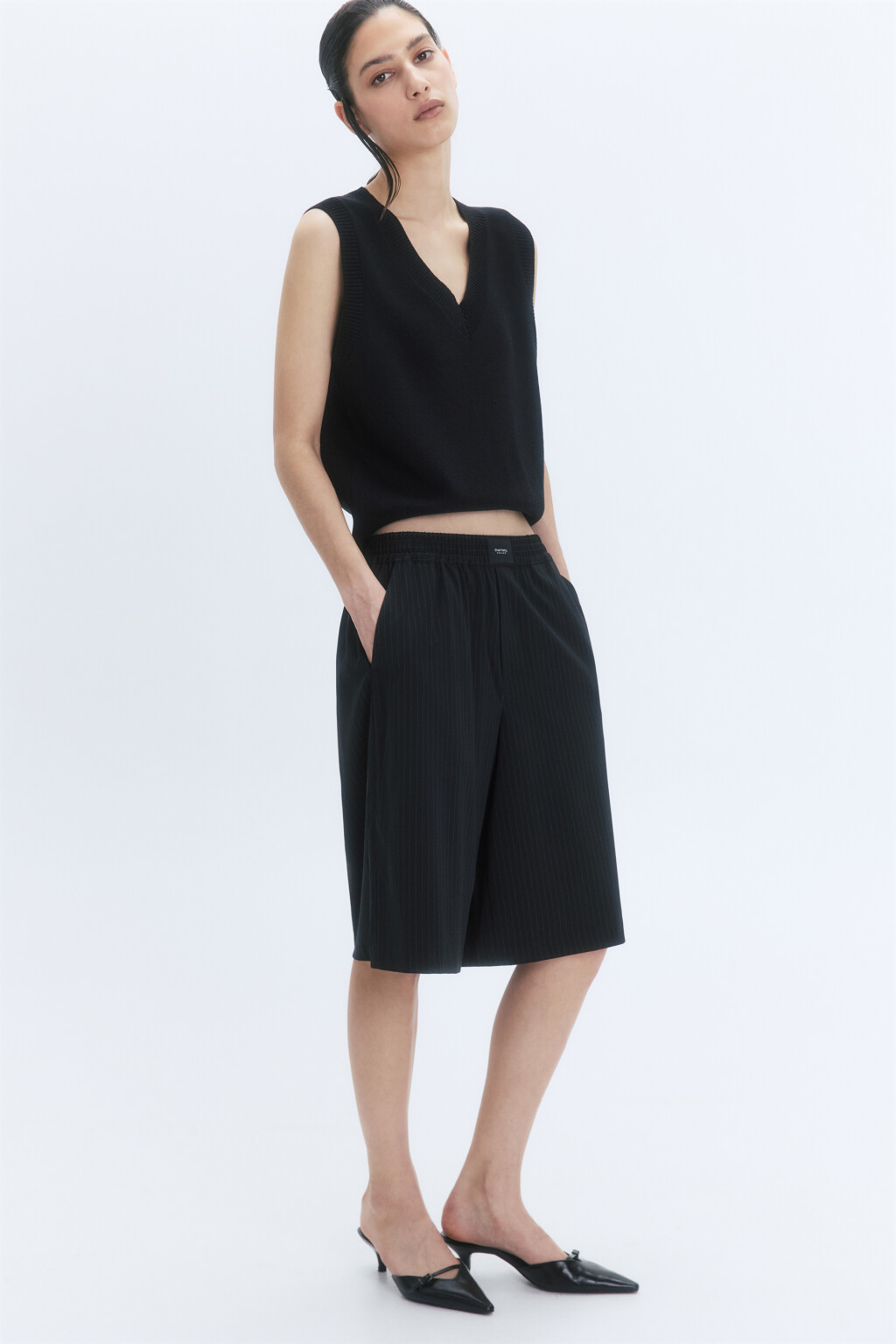 Жилет вязаный жаккардовый с V-образным вырезом - цвет черный - 1