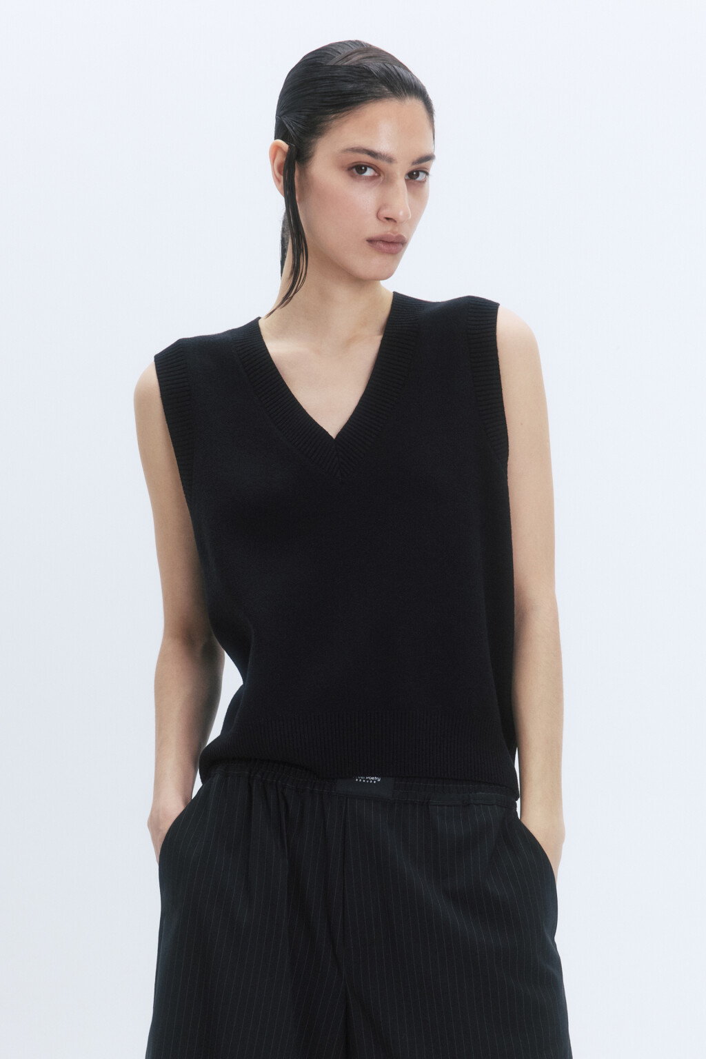 Жилет вязаный жаккардовый с V-образным вырезом - цвет черный - 2