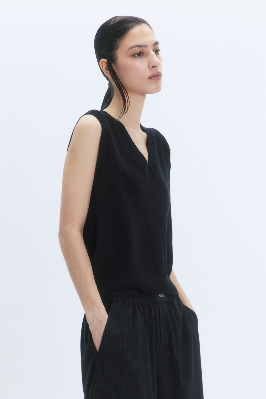 Жилет вязаный жаккардовый с V-образным вырезом - цвет черный - 3