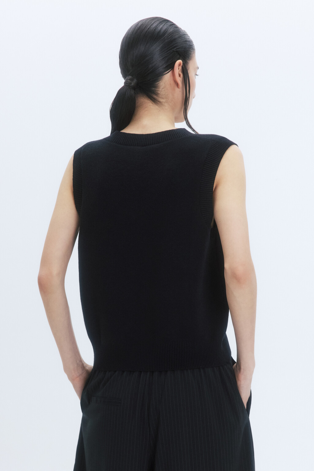 Жилет вязаный жаккардовый с V-образным вырезом - цвет черный - 4