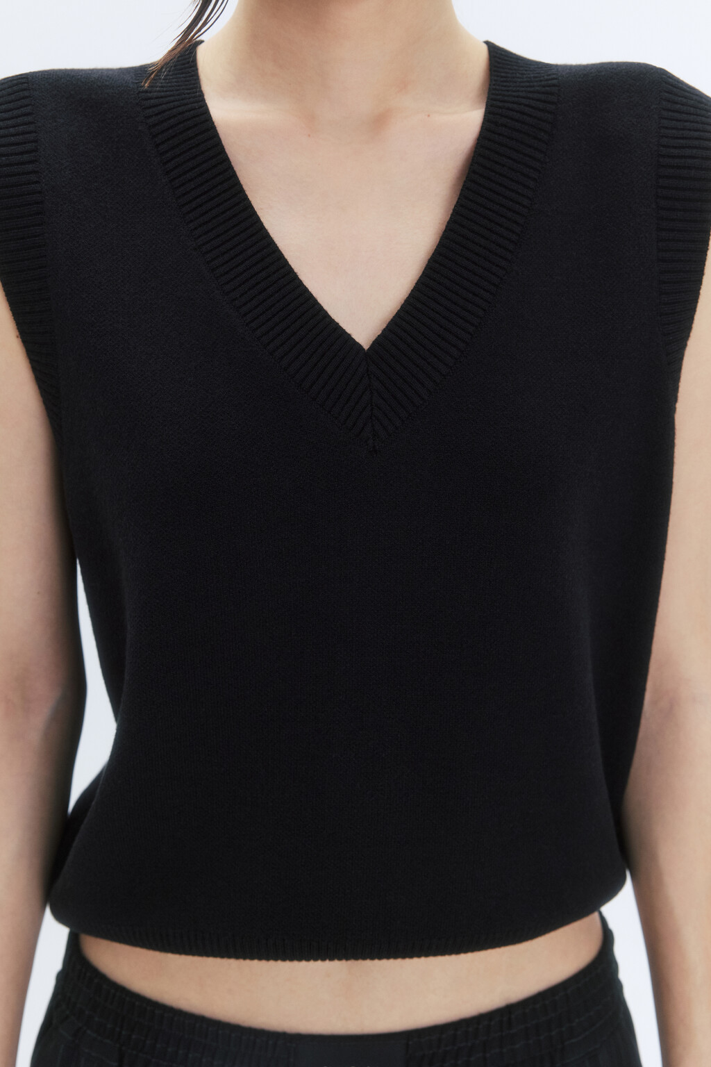 Жилет вязаный жаккардовый с V-образным вырезом - цвет черный - 6