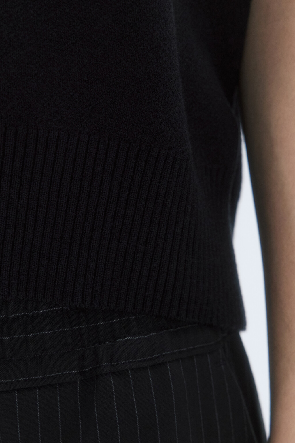 Жилет вязаный жаккардовый с V-образным вырезом - цвет черный - 7