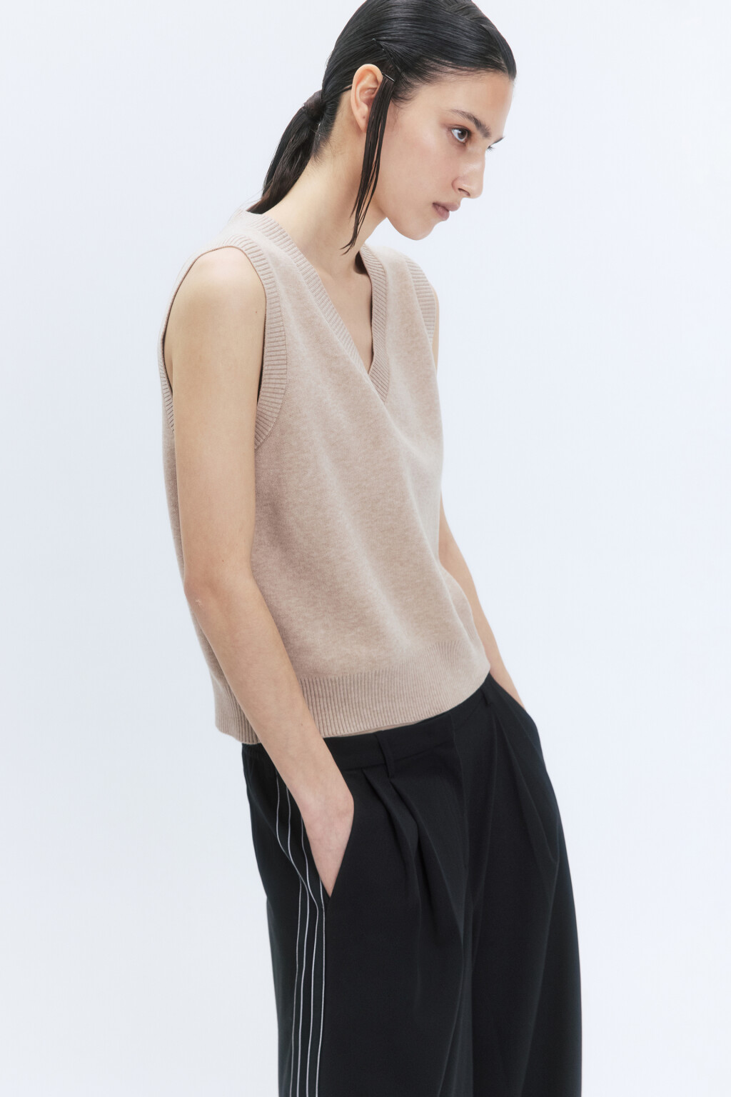 Жилет вязаный жаккардовый с V-образным вырезом - цвет бежевый - 1