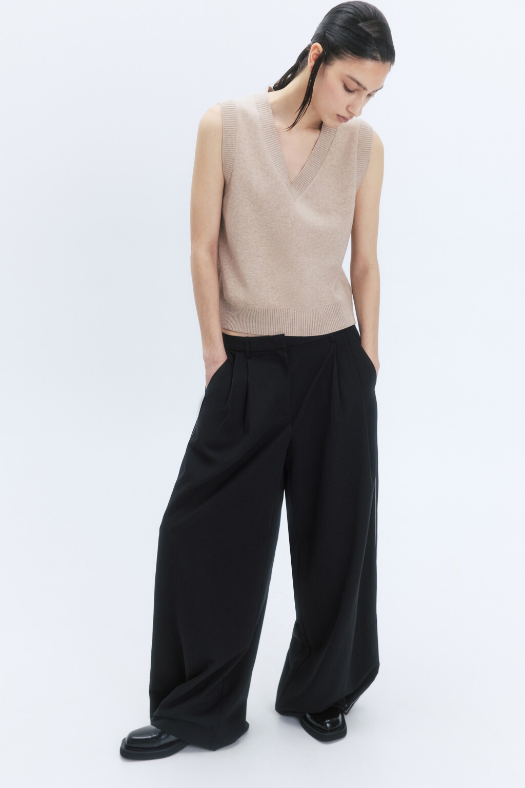 Жилет вязаный жаккардовый с V-образным вырезом - цвет бежевый - 2