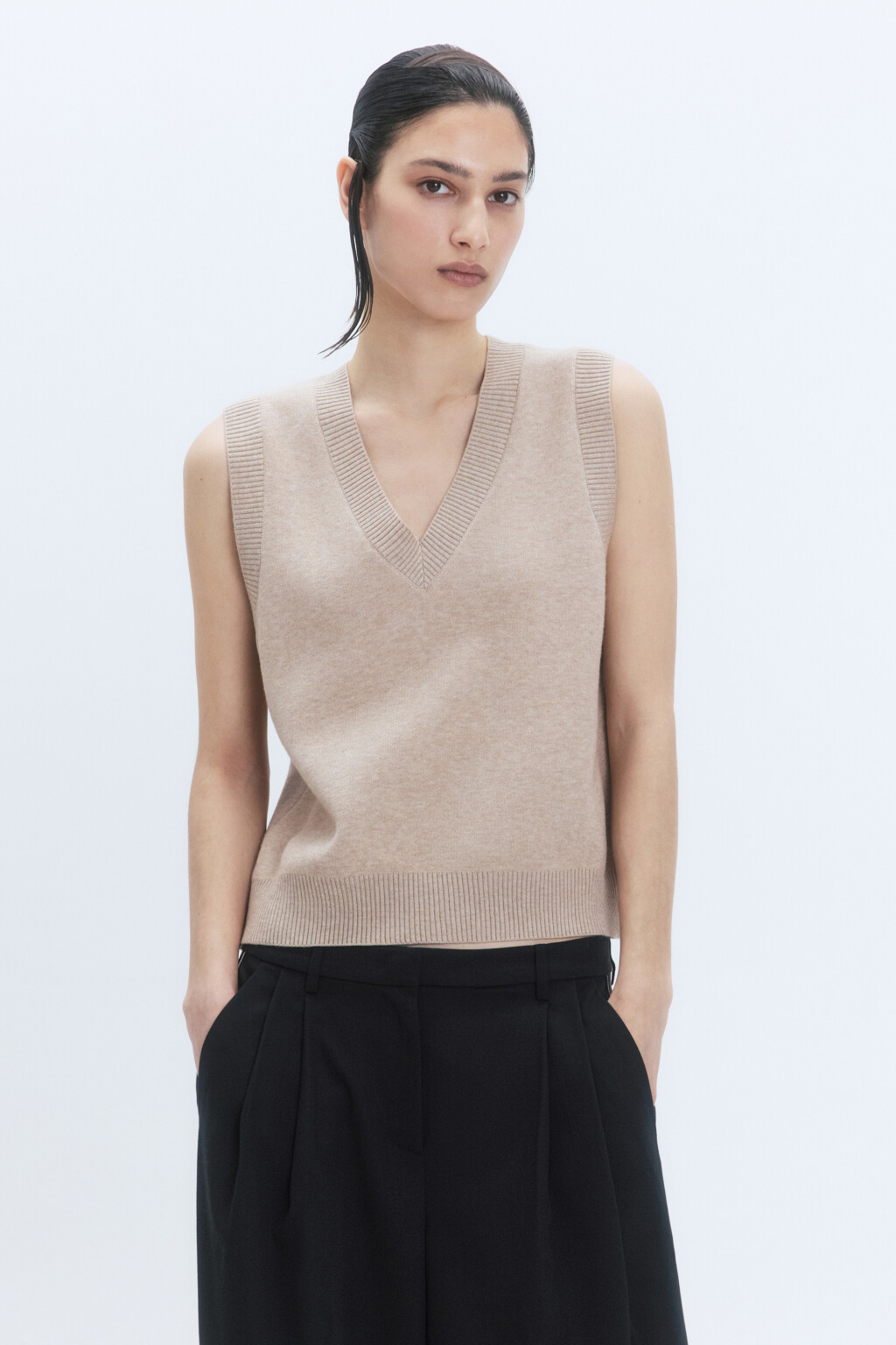 Жилет вязаный жаккардовый с V-образным вырезом - цвет бежевый - 3