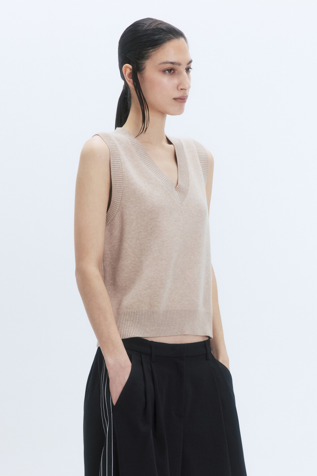 Жилет вязаный жаккардовый с V-образным вырезом - цвет бежевый - 4