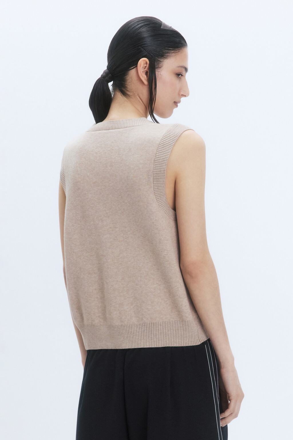 Жилет вязаный жаккардовый с V-образным вырезом - цвет бежевый - 5