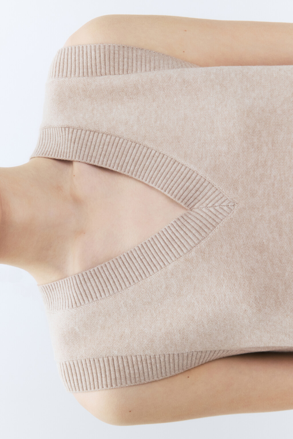 Жилет вязаный жаккардовый с V-образным вырезом - цвет бежевый - 7