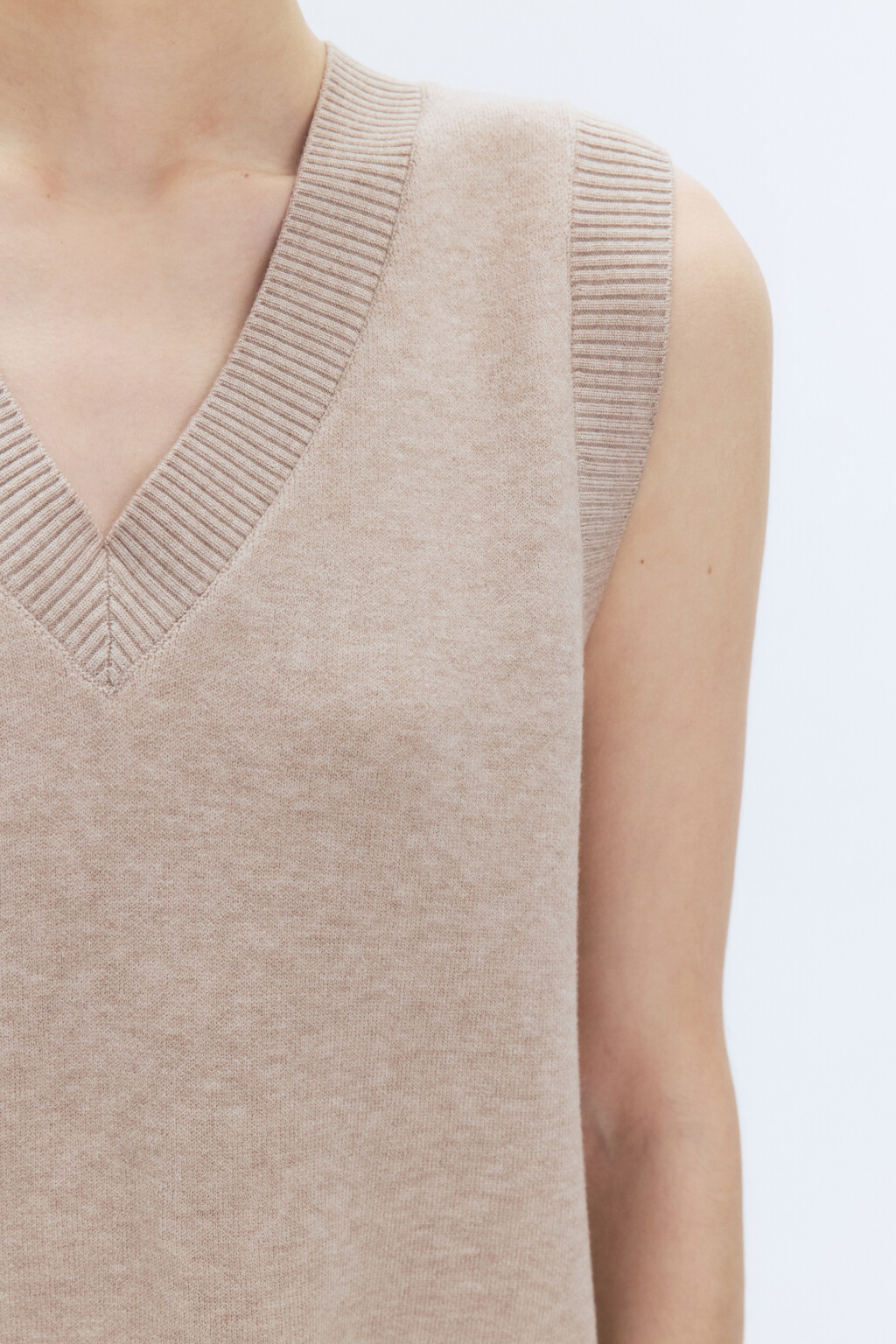 Жилет вязаный жаккардовый с V-образным вырезом - цвет бежевый - 8