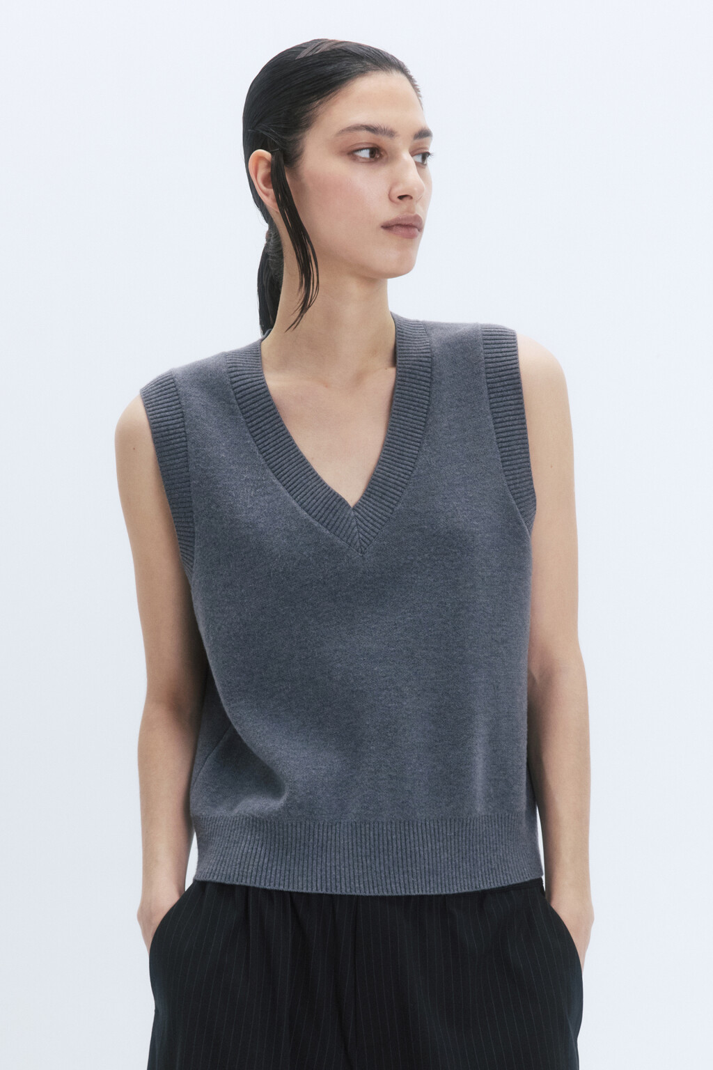 Жилет вязаный жаккардовый с V-образным вырезом - цвет серый - 3