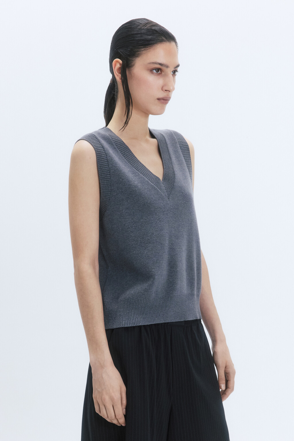 Жилет вязаный жаккардовый с V-образным вырезом - цвет серый - 4