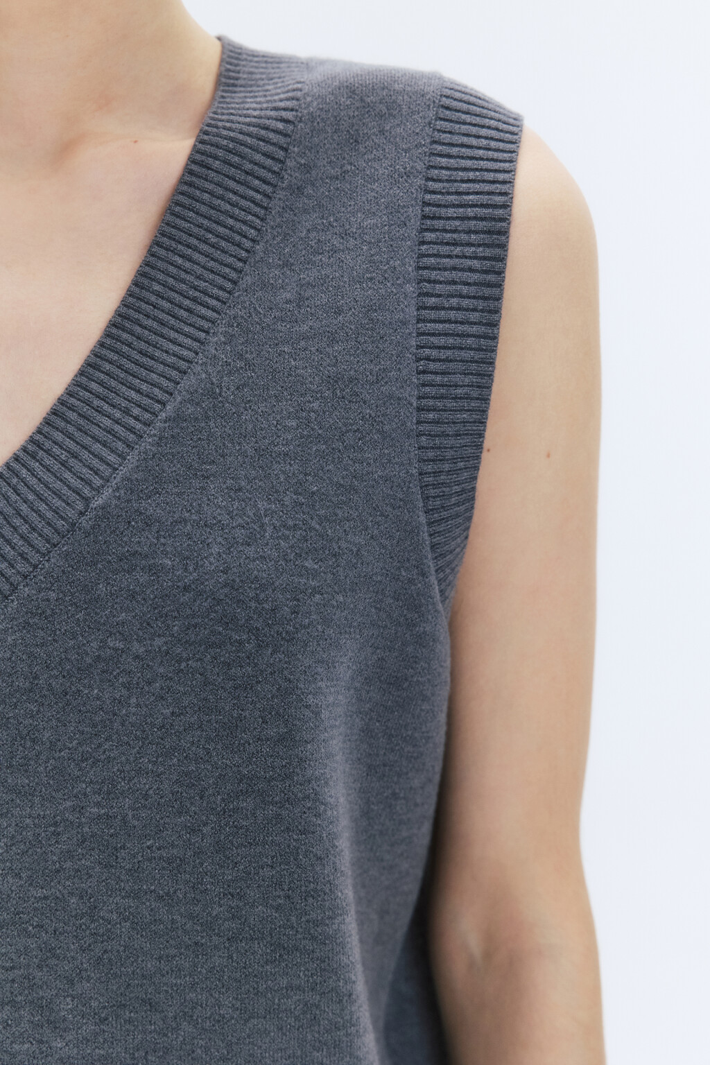 Жилет вязаный жаккардовый с V-образным вырезом - цвет серый - 8