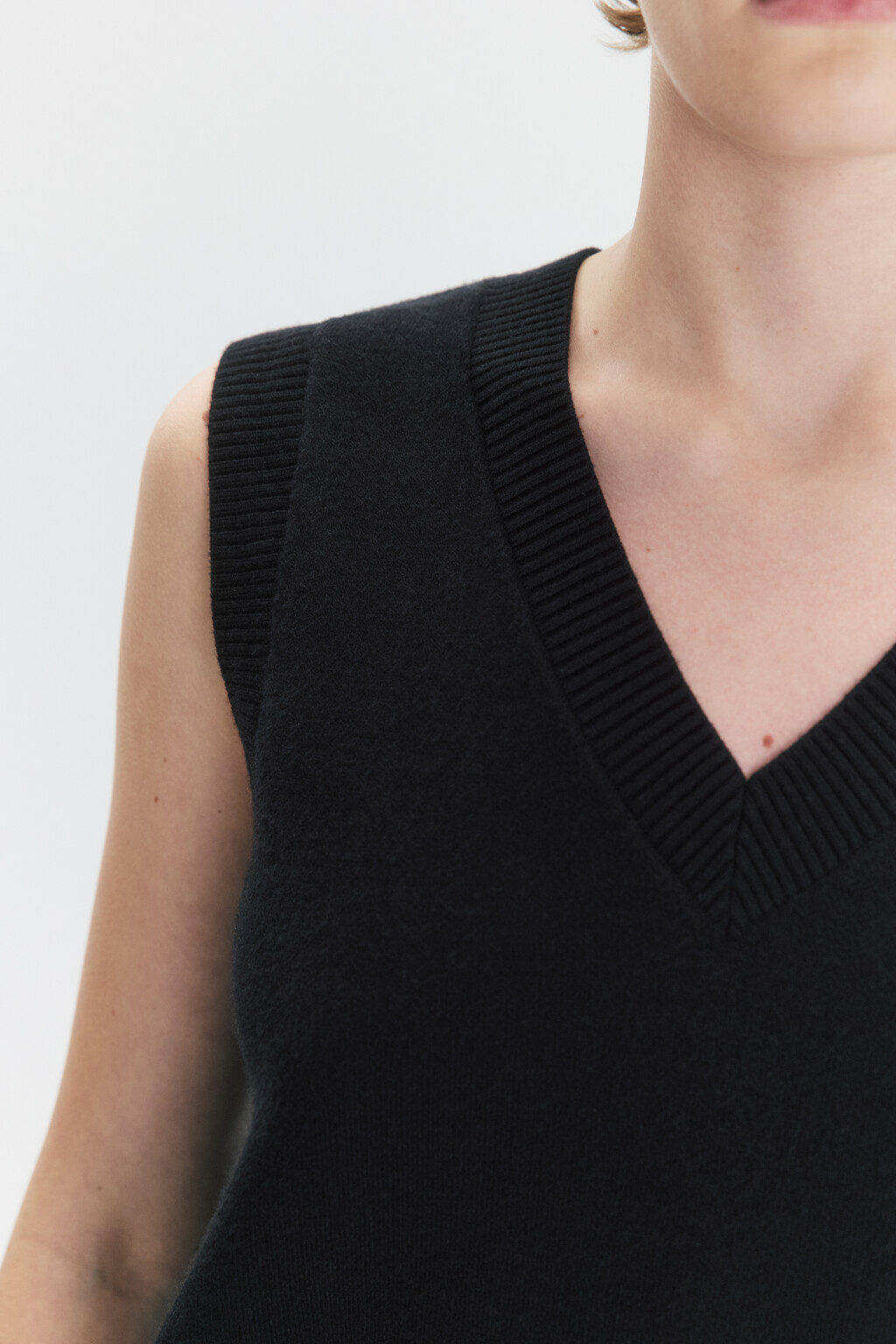 Жилет VEST вязаный с V-образным вырезом - цвет черный - 6